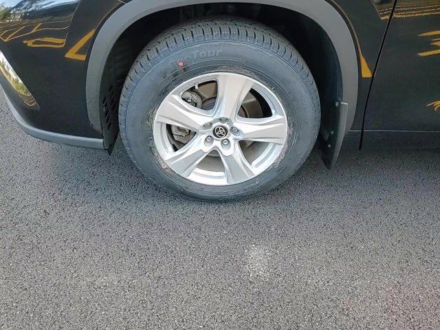 Photo of 2023 Midnight Black Metallic Toyota Highlander