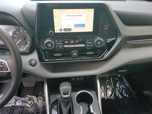 Photo of 2023 Midnight Black Metallic Toyota Highlander