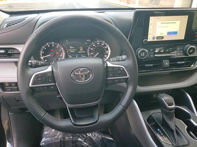Photo of 2023 Midnight Black Metallic Toyota Highlander