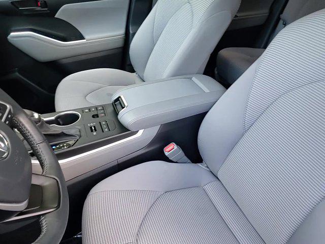 Photo of 2023 Midnight Black Metallic Toyota Highlander