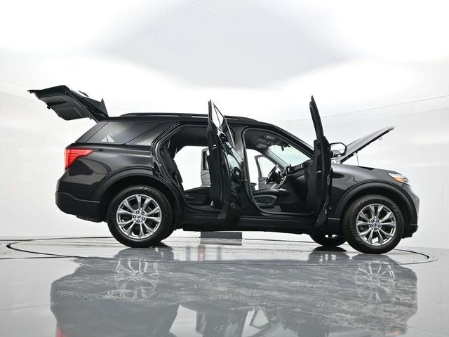 Photo of 2022 Agate Black Metallic Ford Explorer