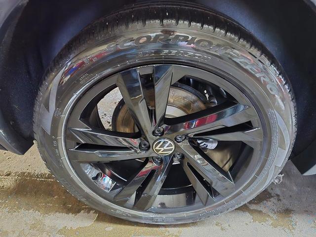 Photo of 2023 Deep Black Pearl Effect Volkswagen Tiguan