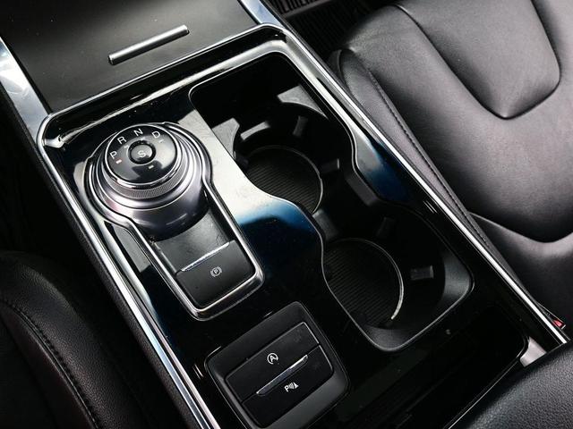 Photo of 2020 Burgundy Ford Edge