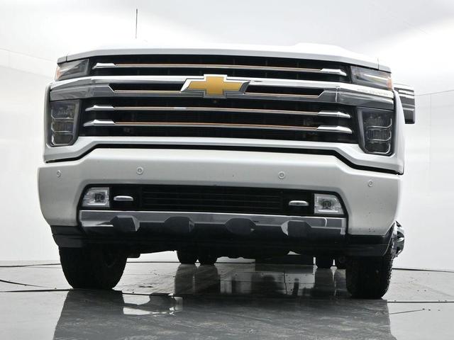 Photo of 2021 Iridescent Pearl Tricoat Chevrolet Silverado 3500