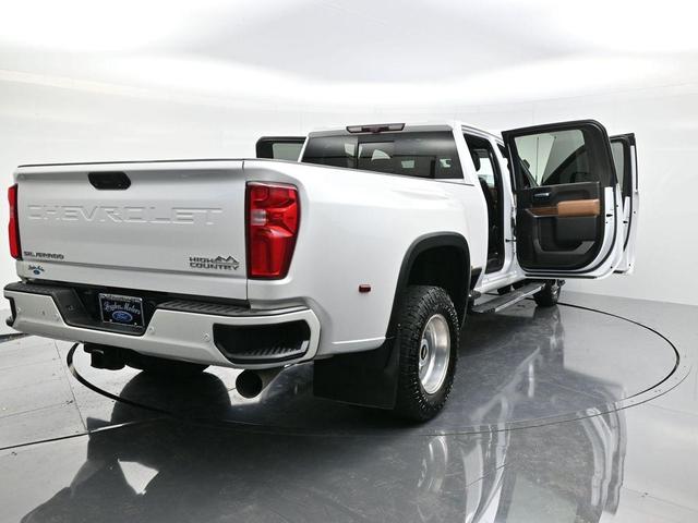 Photo of 2021 Iridescent Pearl Tricoat Chevrolet Silverado 3500