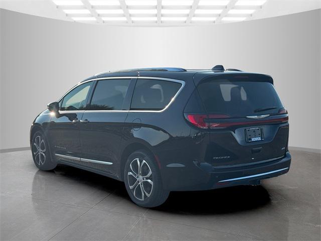Photo of 2025 Diamond Black Chrysler Pacifica