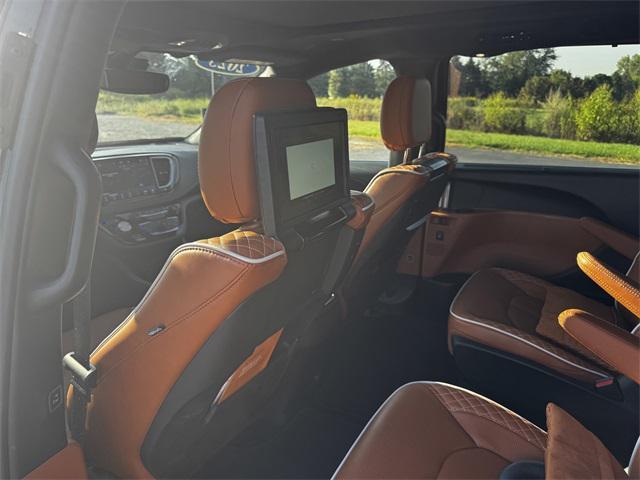 Photo of 2025 Diamond Black Chrysler Pacifica