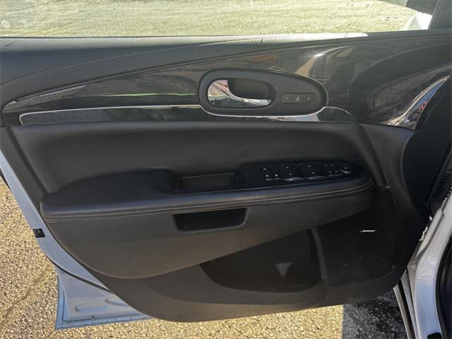 Photo of 2017 White Frost Tricoat Buick Enclave