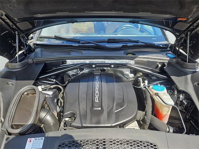 Photo of 2017 Grey Porsche Macan