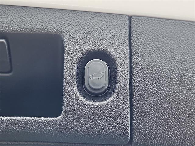 Photo of 2020 Crystal White Tricoat Cadillac Escalade