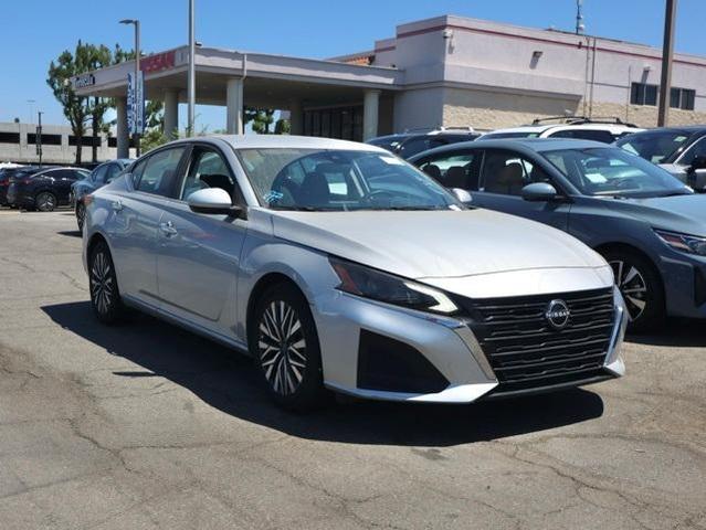 Photo of 2023 Brilliant Silver Metallic Nissan Altima
