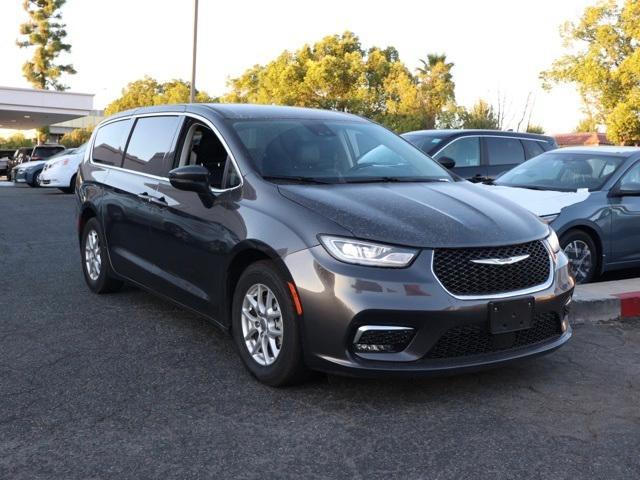 Photo of 2023 Granite Crystal Clearcoat Metallic Chrysler Pacifica