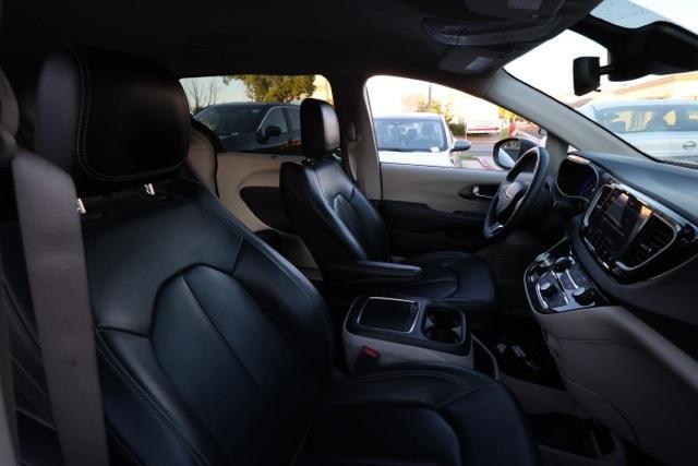 Photo of 2023 Granite Crystal Clearcoat Metallic Chrysler Pacifica