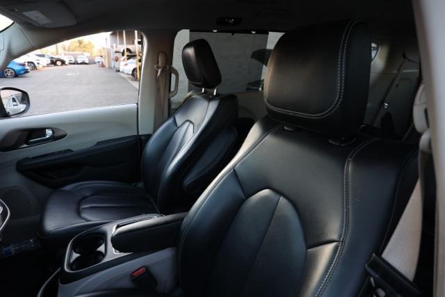 Photo of 2023 Granite Crystal Clearcoat Metallic Chrysler Pacifica