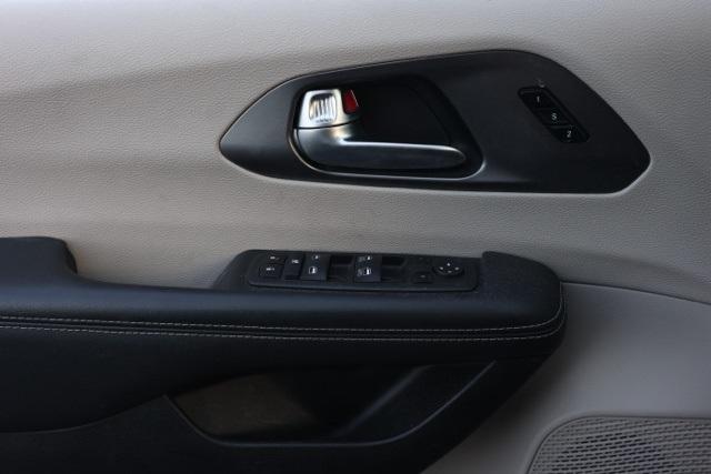 Photo of 2023 Granite Crystal Clearcoat Metallic Chrysler Pacifica