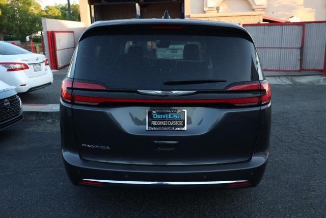 Photo of 2023 Granite Crystal Clearcoat Metallic Chrysler Pacifica