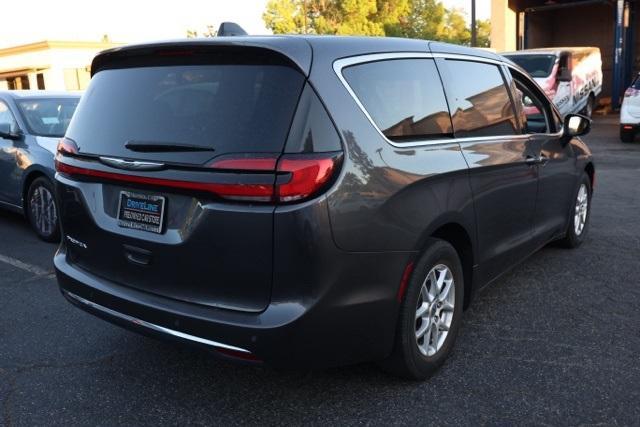 Photo of 2023 Granite Crystal Clearcoat Metallic Chrysler Pacifica