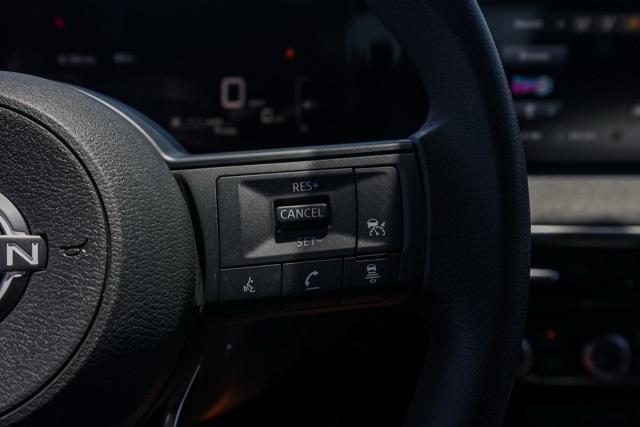 Photo of 2025 2t Wht Blk Roof Nissan Kicks