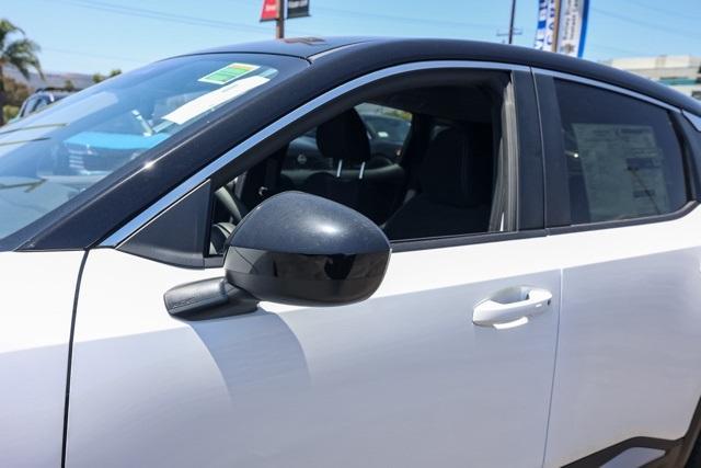 Photo of 2025 2t Wht Blk Roof Nissan Kicks