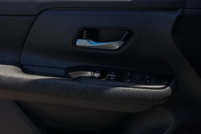 Photo of 2025 2t Wht Blk Roof Nissan Kicks
