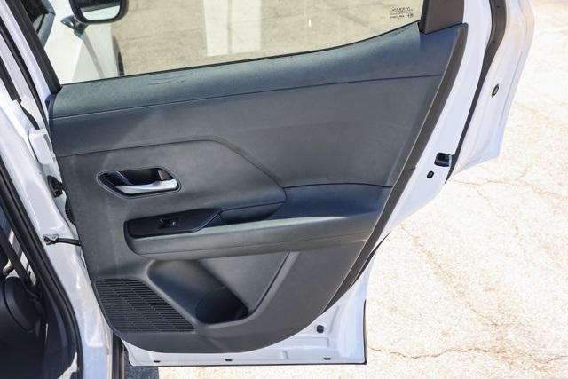 Photo of 2025 2t Wht Blk Roof Nissan Kicks