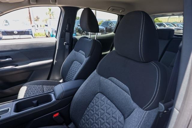 Photo of 2025 2t Wht Blk Roof Nissan Kicks
