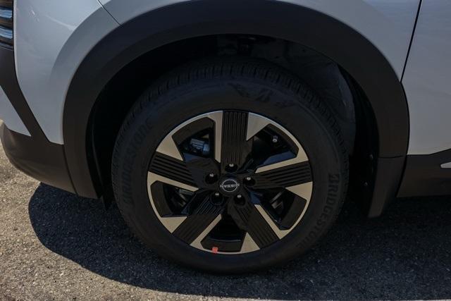 Photo of 2025 2t Wht Blk Roof Nissan Kicks