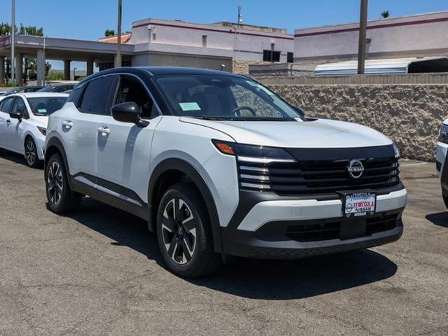 Photo of 2025 2t Wht Blk Roof Nissan Kicks