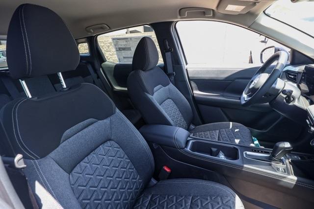 Photo of 2025 2t Wht Blk Roof Nissan Kicks