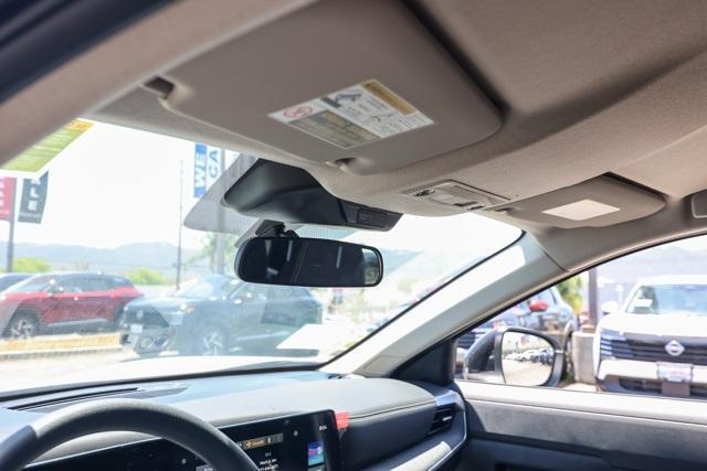 Photo of 2025 2t Wht Blk Roof Nissan Kicks
