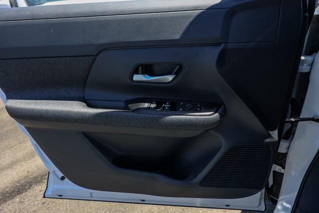 Photo of 2025 2t Wht Blk Roof Nissan Kicks