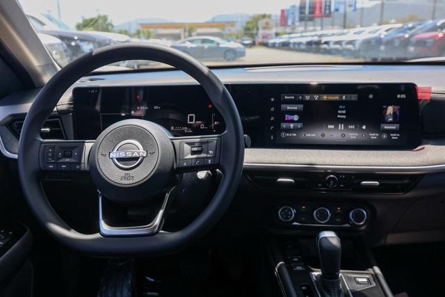 Photo of 2025 2t Wht Blk Roof Nissan Kicks