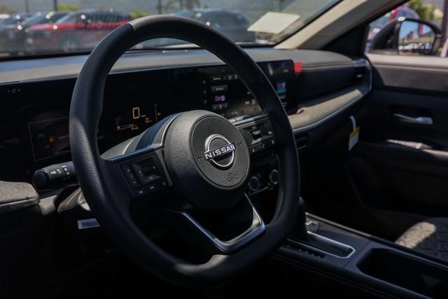 Photo of 2025 2t Wht Blk Roof Nissan Kicks