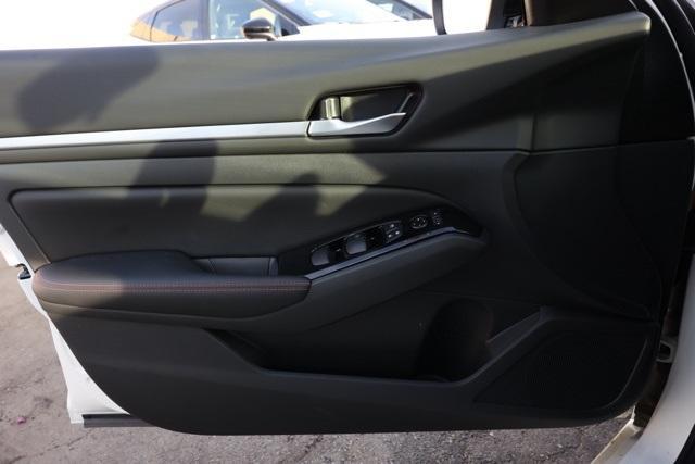Photo of 2025 White Nissan Altima