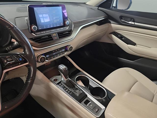 Photo of 2022 Pearl White Tricoat Nissan Altima