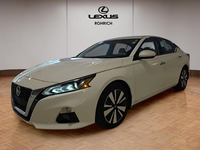 Photo of 2022 Pearl White Tricoat Nissan Altima