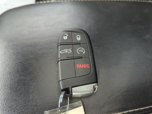 Photo of 2016 Bright White Clearcoat Chrysler 300