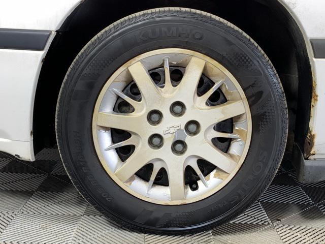 Photo of 2005 White Chevrolet Impala