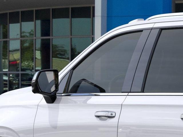 Photo of 2025 Iridescent Pearl Tricoat Chevrolet Suburban