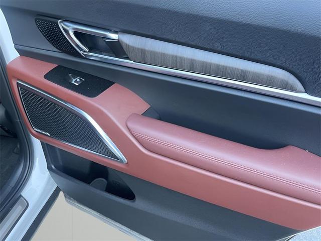 Photo of 2023 Glacial White Pearl Kia Telluride