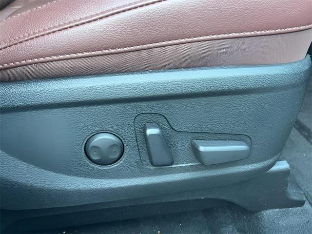 Photo of 2023 Glacial White Pearl Kia Telluride