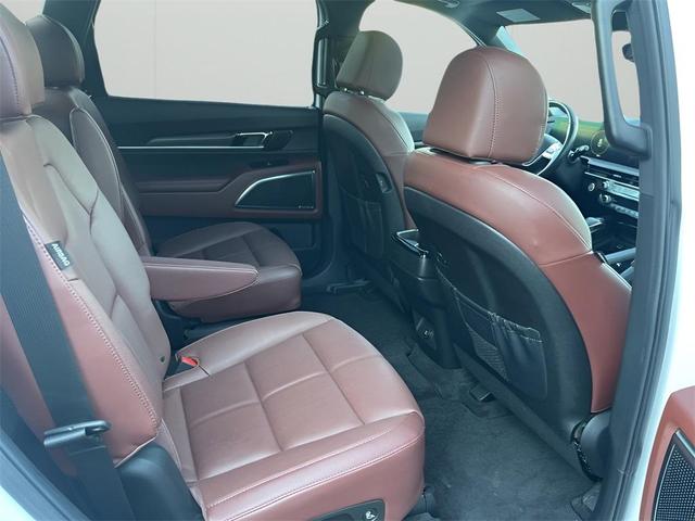 Photo of 2023 Glacial White Pearl Kia Telluride