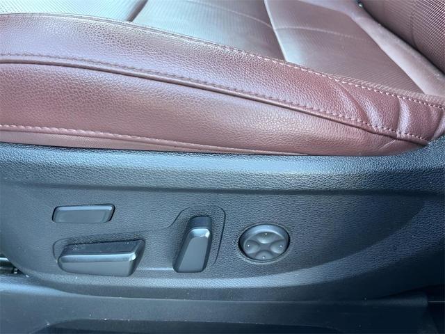 Photo of 2023 Glacial White Pearl Kia Telluride