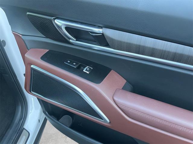 Photo of 2023 Glacial White Pearl Kia Telluride