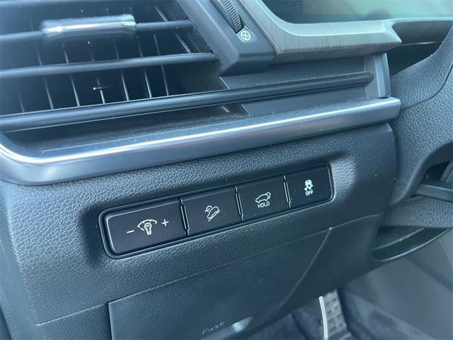 Photo of 2023 Glacial White Pearl Kia Telluride
