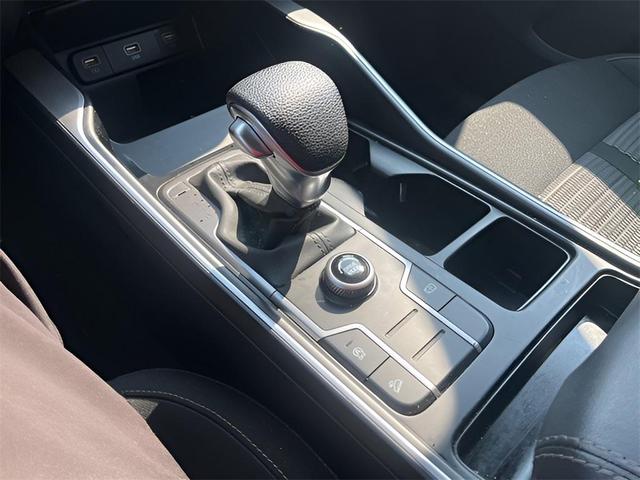 Photo of 2022 Glacial White Pearl Kia Sorento