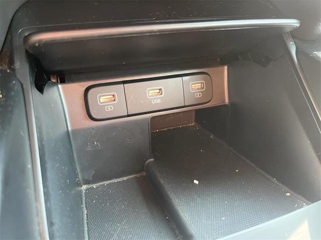 Photo of 2022 Glacial White Pearl Kia Sorento