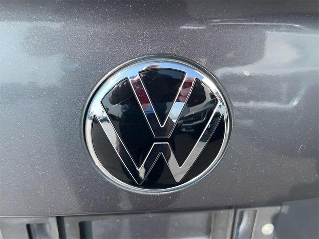 Photo of 2024 Platinum Gray Metallic Volkswagen Jetta