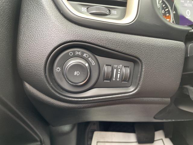 Photo of 2015 Alpine White Jeep Renegade