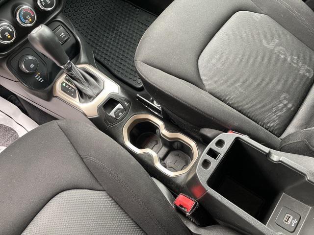 Photo of 2015 Alpine White Jeep Renegade